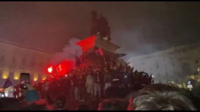 Festa scudetto Inter, assalto dei tifisi a statua di Vittorio Emanuele