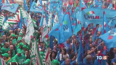 Tute blu in piazza "Cambiamo marcia"