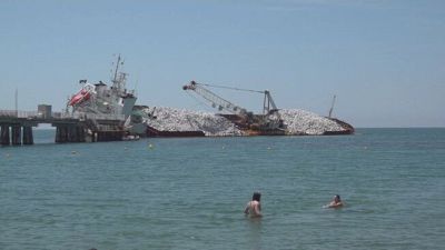 Incagliata da mesi a Marina di Massa, la "Guang Rong", ora è un gadget