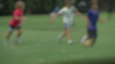 Fanno una partitella con una palla di spugna, arrivano i vigili