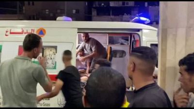 La corsa con i bambini feriti all'ospedale Nasser di Khan Yunis