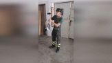 La nuova maglia dei Vigili del fuoco si distrugge se si bagna d'acqua