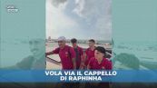 Raphinha in fila per l'ingresso nell'aereo e il cappello vola via