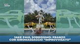Jake Paul sobrissimo, improvvisa l'idromassaggio per il pranzo con le sue 2 supercar