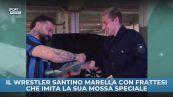 Il wrestler Santino Marella con Frattesi che imita la sua mossa speciale