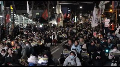 Corea del Sud, sostenitori di Yoon in piazza per impedirne l'arresto