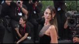 Sul red carpet di Venezia Kendall e Vittoria Ceretti per Malkovich