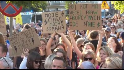 In migliaia protestano a Varsavia per il diritto all'aborto