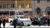 Turisti incantati da passaggio della papamobile: "Un giorno speciale"