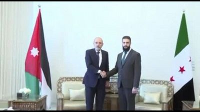 Al-Jolani in giacca e cravatta vede il ministro degli Esteri giordano