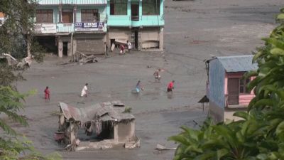 Una montagna di acqua al confine tra il Tibet e il Nepal