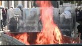 Proteste Albania, pietre contro la polizia e cassonetti incendiati