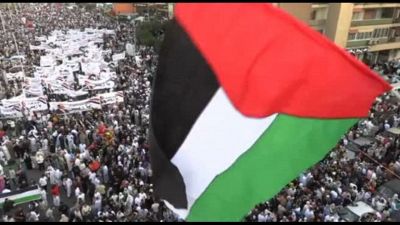 Migliaia di persone manifestano al Cairo in solidarietà con Gaza