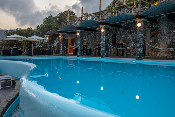 Hotel Porto Roca-piscina a sfioro cinque terre