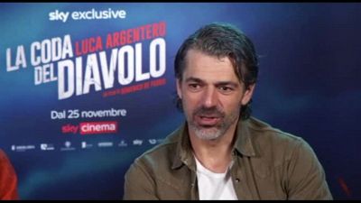 Luca Argentero uomo solo e braccato in "La coda del diavolo"