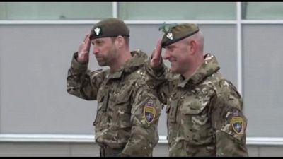 Il principe William in mimetica con le truppe di stanza in Estonia