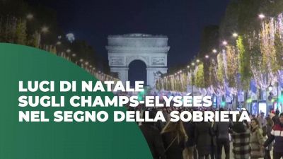 Luci di Natale sugli Champs-Elysées nel segno della sobrietà