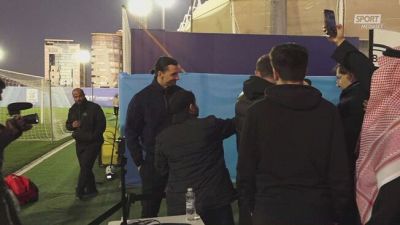 Foto e selfie per Ibrahimovic prima della rifinitura del Milan