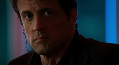 Stasera in TV: film, serie e programmi di giovedì 7 dicembre, da Lo specialista a Fuori controllo