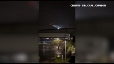 Uragano Milton in Florida, il tetto dello stadio di baseball vola via