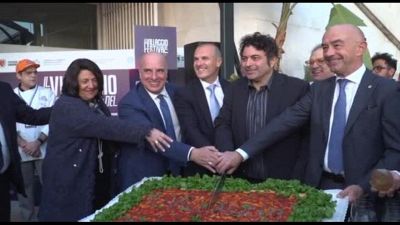 Al via il Villaggio del Festival con una torta di sardenara