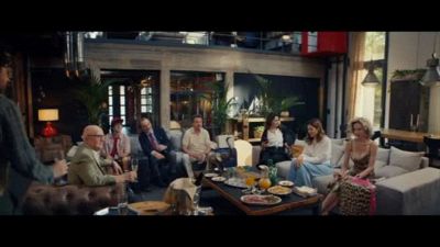 Pieraccioni tra umanoidi e Ia, il trailer di "Un weekend artificiale"