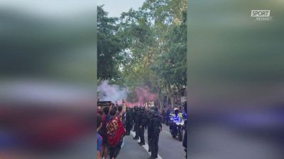 Tifosi del Barcellona cosa fate? Attaccano il bus del… Barcellona!