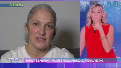 "Insulti e spintoni", madre e figlia perseguitate dal vicino