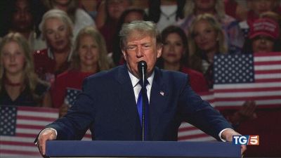 Trump show a Dallas "5mila dollari a tutti"