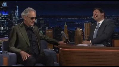 Jimmy Fallon a Andrea Bocelli: "Le Kardashian litigano per te!"
