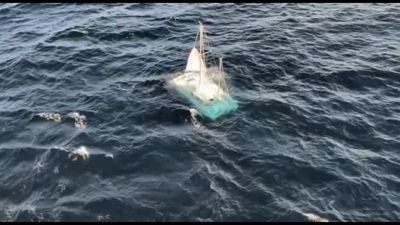 Le immagini della barca a vela alla deriva nel Golfo di Biscaglia