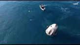 I delfini giocano con la capsula Dragon di SpaceX dopo lo splashdown