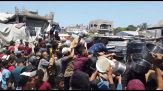 Gaza, la calca per ore per un piatto di zupppa alle lenticchie