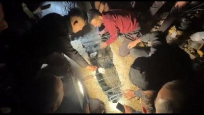 I palestinesi cercano sopravvissuti dopo il raid sul campo di Al-Zawaida