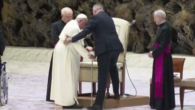Il Papa non legge la catechesi: "Con la mia bronchite non posso ancora"