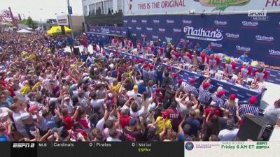 Bertoletti, che stomaco: mangia 58 hot dog in dieci minuti!