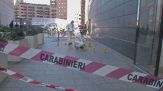 Accoltellata in pieno giorno nel centro di Milano, è caccia all'uomo