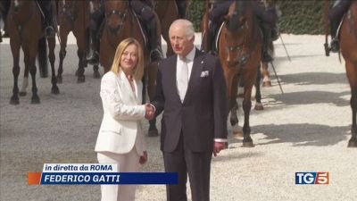 Carlo vede la premier. Attesa a Montecitorio