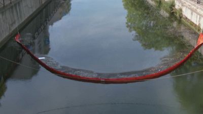 Sversamento di gasolio sul Naviglio, a Milano la Darsena è nera