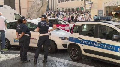 Bagni e tuffi nelle fontane, i pic nic sulle scalinate, danni e vandalismi