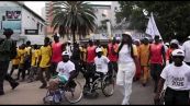 La fiamma dei Giochi Olimpici Giovanili attraversa le strade di Dakar