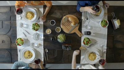 A Pasqua per gli italiani pranzo in famiglia e grappa a fine pasto