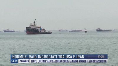 Breaking News delle 14.00 | Hormuz, raid incrociati tra Usa e Iran