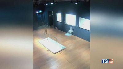 Danneggiano la sedia Van Gogh e scappano