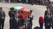 La bara nel Tricolore, il picchetto d'onore, l'abbraccio di Mattarella