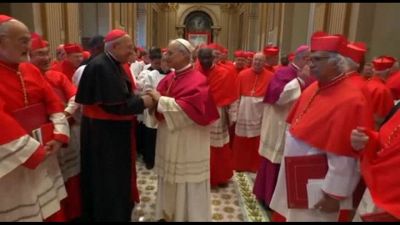 Papa Leone XIV esce dalla Cappella Sistina dopo la sua elezione