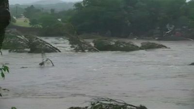Tragica alluvione in Texas, il fiume investe i campi scout