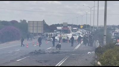Missile colpisce una strada nel centro di Israele