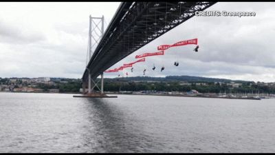 In Scozia attivisti Greenpeace sospesi sul ponte per bloccare nave