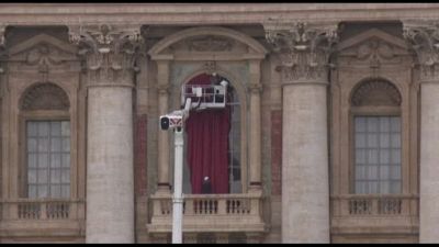 A San Pietro si prepara il balcone da cui si affaccerà il nuovo Papa